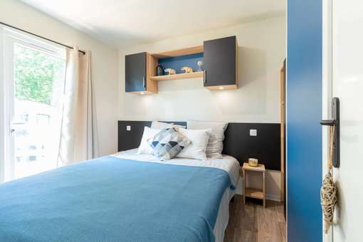 Exemple de chambre avec lit double dans le Camping Club Les Amiaux à St Jean de Monts