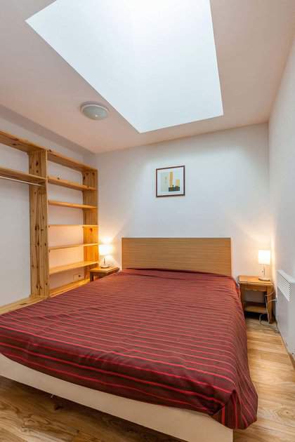 Chambre lit double dans la résidence de vacances Les Cimes du Val d'Allos dans les Alpes du Sud