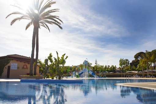 Piscine extérieure de la résidence de vacances La Llosa à Cambrils, sur la Costa Dorada, en Espagne
