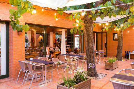 Bar extérieur de la résidence de vacances La Llosa à Cambrils, sur la Costa Dorada, en Espagne