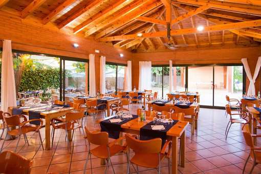 Restaurant de la résidence de vacances La Llosa à Cambrils, sur la Costa Dorada, en Espagne Restaurant de la résidence de vacances La Llosa à Cambrils, sur la Costa Dorada, en Espagne