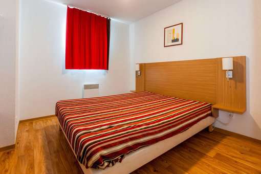 Exemple de chambre avec lit double dans la résidence de vacances Les Cimes du Val d'Allos aux Foux d'Allos dans les Alpes du Sud