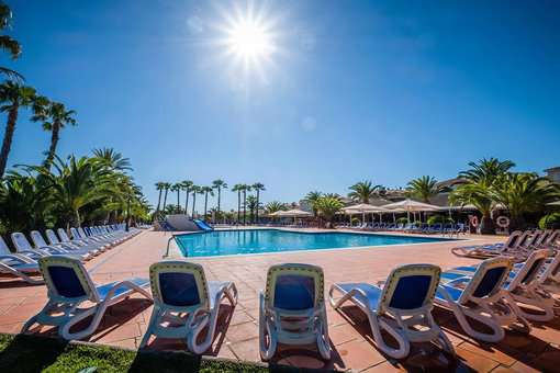 Piscine extérieure de la résidence de vacances Vendrell Platja à Comarruga, sur la Costa Dorada, en Espagne