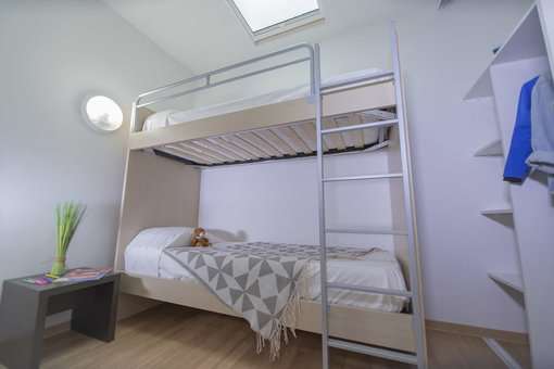 Exemple de chambre avec lits superposés dans la résidence de vacances Les Terrasses du Soleil aux Orres dans les Alpes du Sud