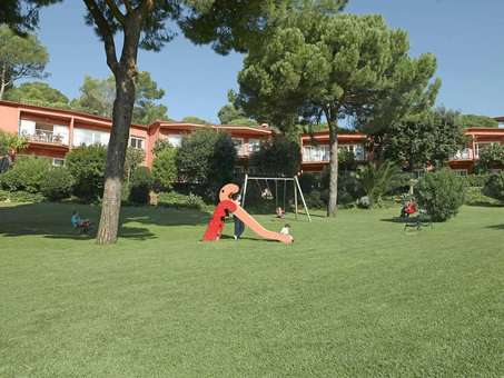 Aire de jeux pour enfants de la résidence de vacances Albamar Apartamentos à Albamar, sur la Costa Brava, en Espagne