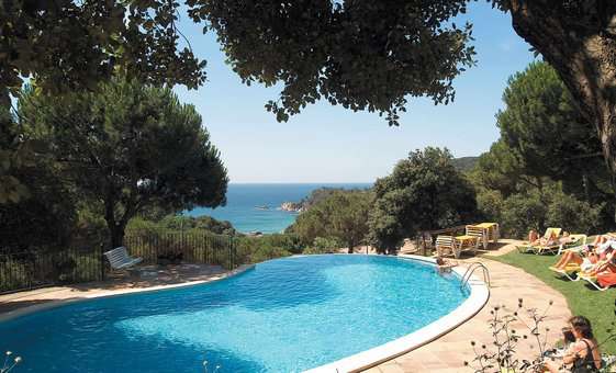 Piscine extérieure avec vue mer de la résidence de vacances Albamar Apartamentos à Albamar, sur la Costa Brava, en Espagne