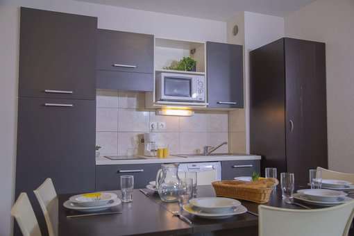 Exemple de salon avec cuisine dans la résidence de vacances Les Terrasses du Soleil aux Orres dans les Alpes du Sud