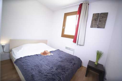Exemple de chambre avec lit double dans la résidence de vacances Les Terrasses du Soleil aux Orres dans les Alpes du Sud