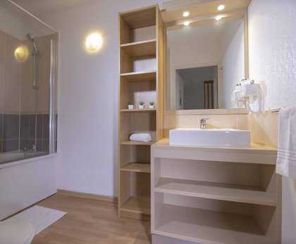 Exemple de salle de bain dans la résidence de vacances Les Terrasses du Soleil aux Orres dans les Alpes du Sud