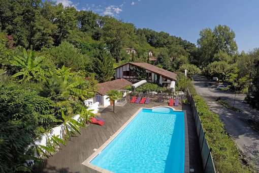 la piscine de la résidence de vacances les collines Iduki à la Bastide de Clairence proche d'Espelette