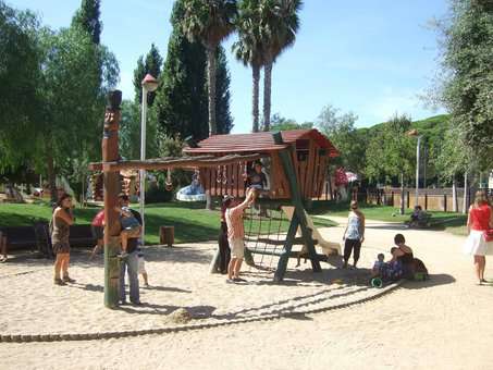 Aire de jeux pour enfants à Malgrat de Mar, sur la Costa Barcelona, en Espagne