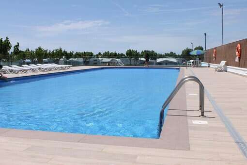 Piscine extérieure de la résidence de vacances Resort Els Pins à Malgrat de Mar, sur la Costa Barcelona, en Espagne