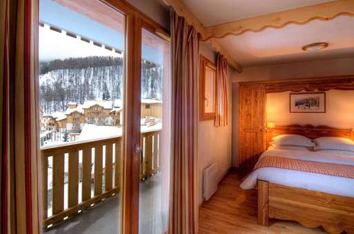 Exemple de chambre avec un lit double dans la résidence de vacances Les Hauts de Preclaux aux Orres dans les Alpes du Sud