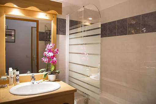 Exemple de salle de bain dans la résidence de vacances Les Hauts de Preclaux aux Orres dans les Alpes du Sud