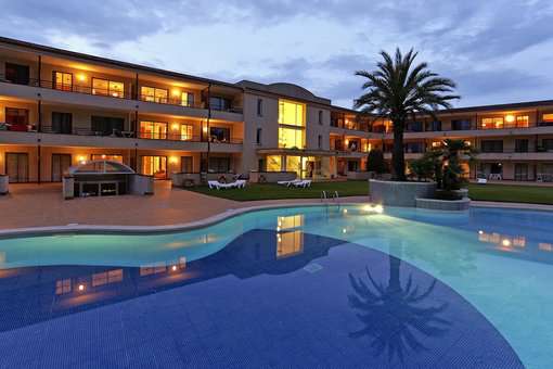Piscine extérieure de la résidence de vacances Aparthotel Golf Beach à Playa de Pals sur la Costa Brava, en Espagne Piscine extérieure de la résidence de vacances Aparthotel Golf Beach à Playa de Pals sur la Costa Brava, en Espagne