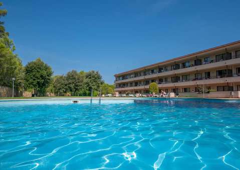 Piscine extérieure de la résidence de vacances Aparthotel Golf Beach à Playa de Pals sur la Costa Brava, en Espagne