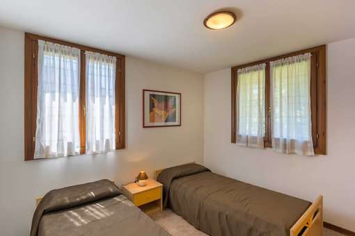 Chambre lits twins d'un V4 dans la résidence vacances Albarella en Italie 