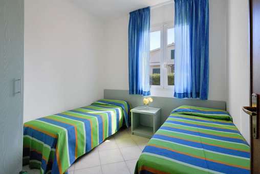 Exemple de chambre avec lits individuels de la résidence de vacances la Cecinella à Cecina Mare