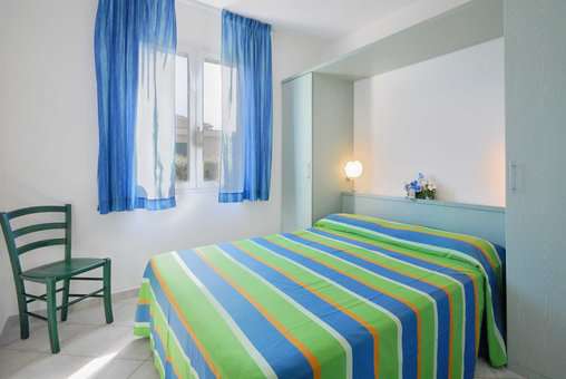 Exemple de chambre avec lit double de la résidence de vacances la Cecinella à Cecina Mare
