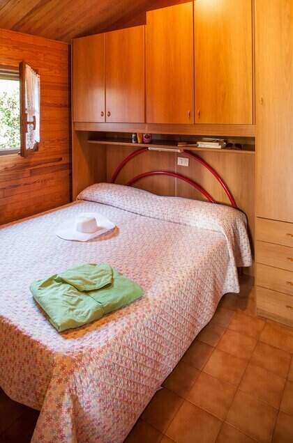 Exemple de chambre avec lit double du village de vacances Caravelle Camping Village à Ceriale