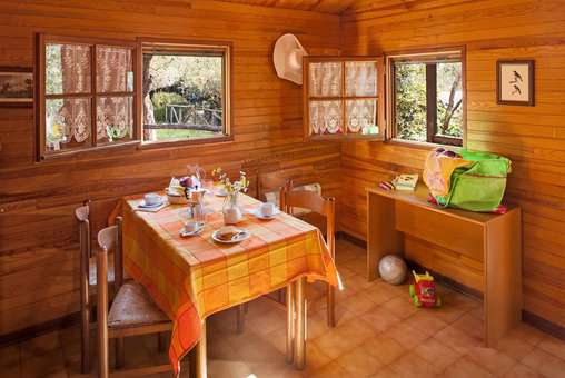 Exemple de salon dans un logement du village de vacances Il Paese Di Ciribi à Ceriale