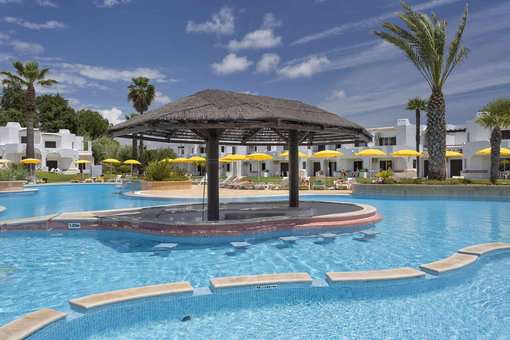 Piscine extérieure de la résidence de vacances Clube Albufeira Garden Village, à Albufeira, sur la côte de l'Algarve, au Portugal