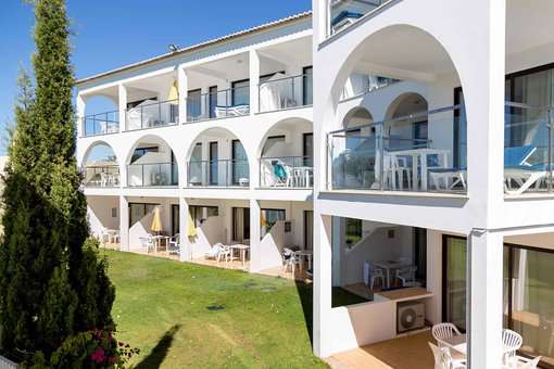 La résidence de vacances Apartamentos Do Parque à Albufeira, sur la côte de l'Algarve, au Portugal