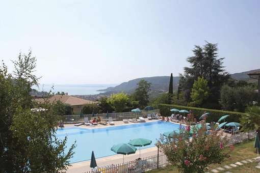 Piscine extérieure de la résidence de vacances San Carlo à Costermano, proche du Lac de Garde, en Italie Piscine extérieure de la résidence de vacances San Carlo à Costermano, proche du Lac de Garde, en Italie