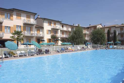 Piscine extérieure de la résidence de vacances San Carlo à Costermano, proche du Lac de Garde, en Italie