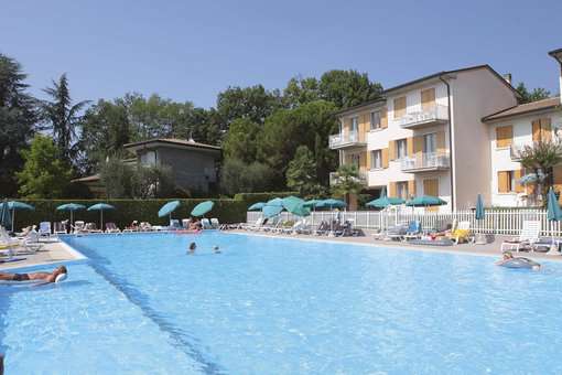 Piscine extérieure de la résidence de vacances San Carlo à Costermano, proche du Lac de Garde, en Italie Piscine extérieure de la résidence de vacances San Carlo à Costermano, proche du Lac de Garde, en Italie