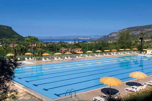 Piscine extérieure olympique de la résidence de vacances Poiano Resort à Garda, proche du Lac de Garde, en Italie Piscine extérieure olympique de la résidence de vacances Poiano Resort à Garda, proche du Lac de Garde, en Italie