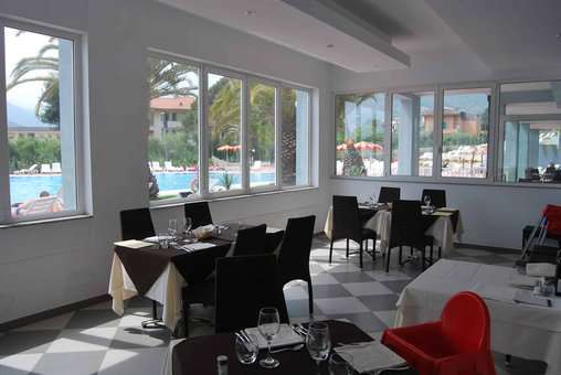 Restaurant de la résidence de vacances Ai Pozzi Village Spa Resort à Loano, en Ligurie, en Italie