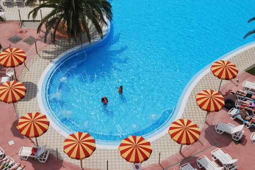 Piscine extérieure de la résidence de vacances Ai Pozzi Village Spa Resort à Loano, en Ligurie, en Italie