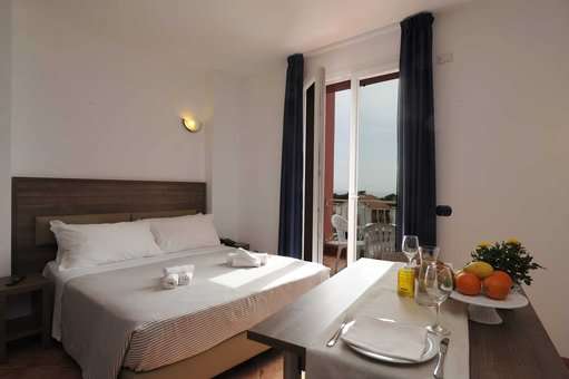 Exemple de chambre de la résidence de vacances Ai Pozzi Village Spa Resort à Loano, en Ligurie, en Italie