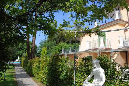 La résidence de vacances La Pergola à Marina di Massa, en Toscane, en Italie La résidence de vacances La Pergola à Marina di Massa, en Toscane, en Italie