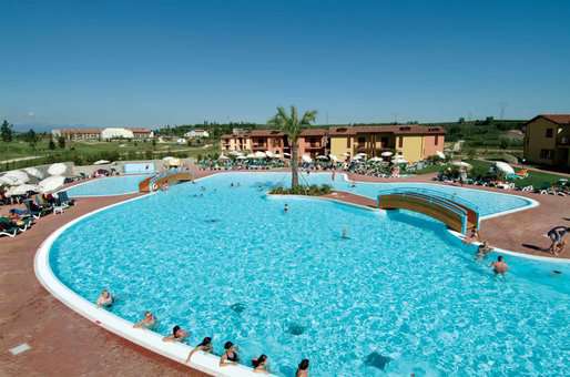 Piscine extérieure de la résidence de vacances Eden à Peschiera del Garda, proche du Lac de Garde, en Italie