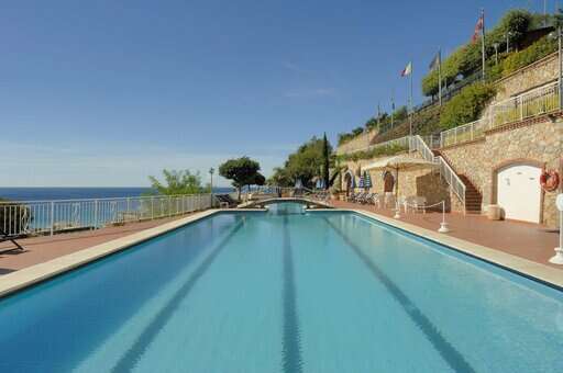 Piscine extérieure de la résidence de vacances Sant'Anna à Pietra Ligure, en Ligurie, en Italie