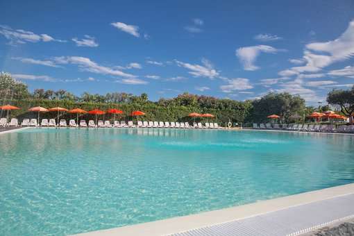 Piscine extérieure de la résidence de vacances The Garda Village à Colombare di Sirmione, proche du Lac de Garde, en Italie