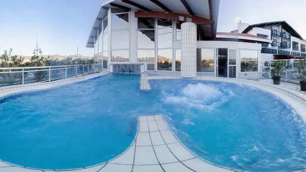 Bassin du centre de Thalassothérapie Serge Blanco à Hendaye Bassin du centre de Thalassothérapie Serge Blanco à Hendaye