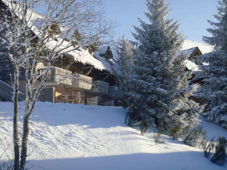 Extérieur de la résidence de vacances Le Bois de la Reine à Super-Besse en hiver
