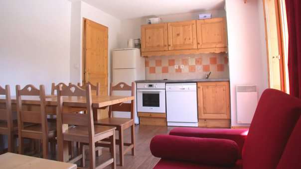 Exemple de salon avec cuisine d'un appartement de la résidence de vacances L'Ecrin des Neiges à Vars