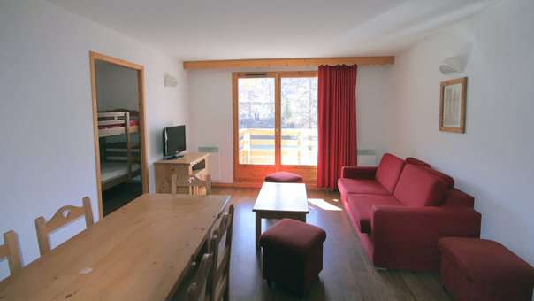 Exemple de salon d'un appartement de la résidence de vacances L'Ecrin des Neiges à Vars en hiver