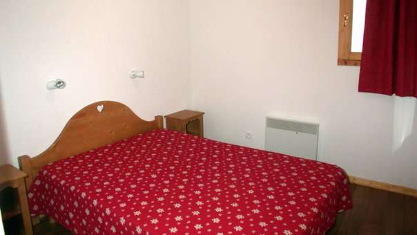 Exemple de chambre avec lit double d'un appartement de la résidence de vacances L'Ecrin des Neiges à Vars en hiver