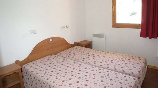 Exemple de chambre avec lits simples d'un appartement de la résidence de vacances L'Ecrin des Neiges à Vars en hiver