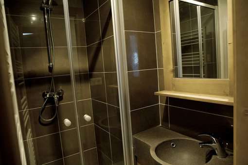 Exemple de salle de bain de la résidence de vacances les Grandes Feignes dans la Bresse