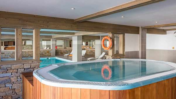 Piscine intérieure chauffée et bain à remous de la résidence de vacances Sun Valley à La Plagne en été