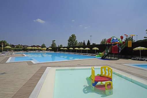 Piscine de la résidence Tiglio à Lugana di Sirmione Piscine de la résidence Tiglio à Lugana di Sirmione