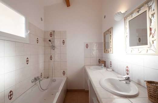 Exemple de salle de bain de la résidence vacances Cala Corsica à Porto Vecchio