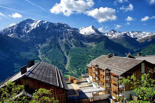 Vue extérieure de la résidence de vacances Etoiles d'Orion à Orcières, dans les Hautes-Alpes