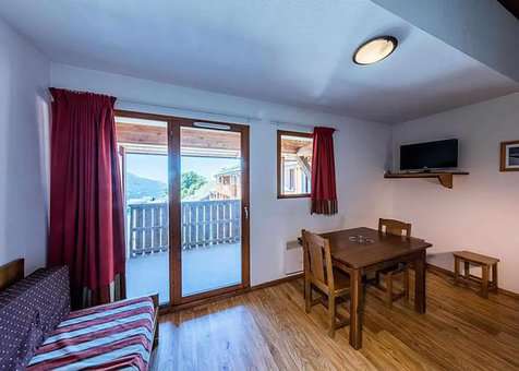 Exemple de salon d'un appartement 2 pièces cabine 4/6 personnes de la résidence de vacances Etoiles d'Orion à Orcières, dans les Hautes-Alpes